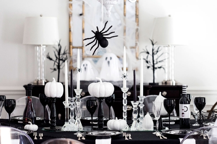 soirée halloween, décoration de la table Halloween en blanc et noir avec nappe noire et citrouilles blanches
