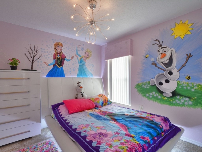 lit reine des neiges, dessin Olaf Elsa et Anna sur les murs, petite fenêtre à stores blancs, tapis à pompons multicolore