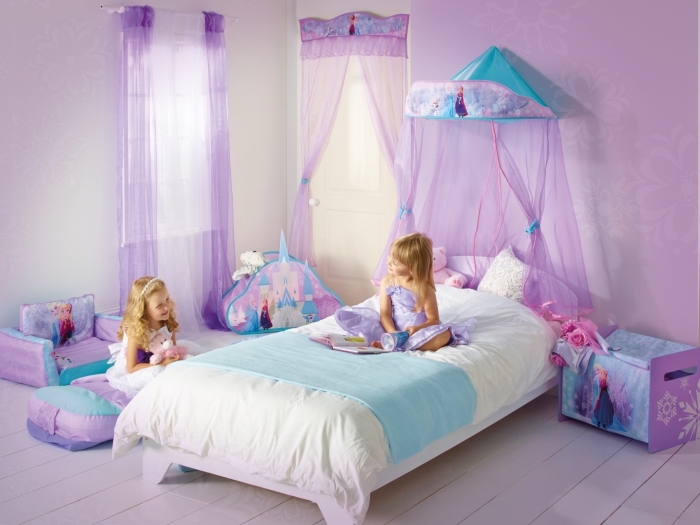 peinture interieur, chambre fille aux murs violets et sol blanc, rideaux longs en bleu et violet, meubles à design reine des neiges