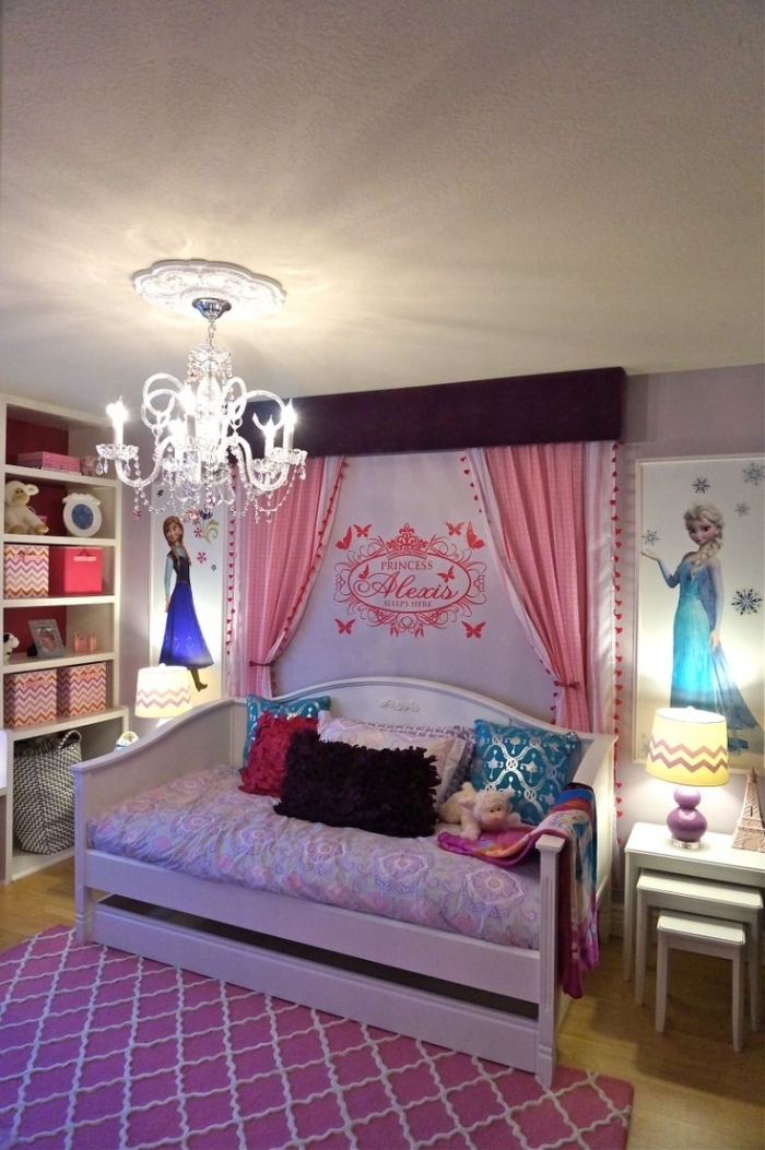 stickers reine des neiges, petit lit à cadre bois blanc avec coussins décoratifs moelleux rouge et noir, rideaux décoratifs longs en rose