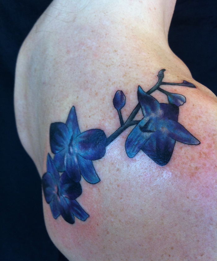 tatouage fleur orchidée bleue épaule dos femme 