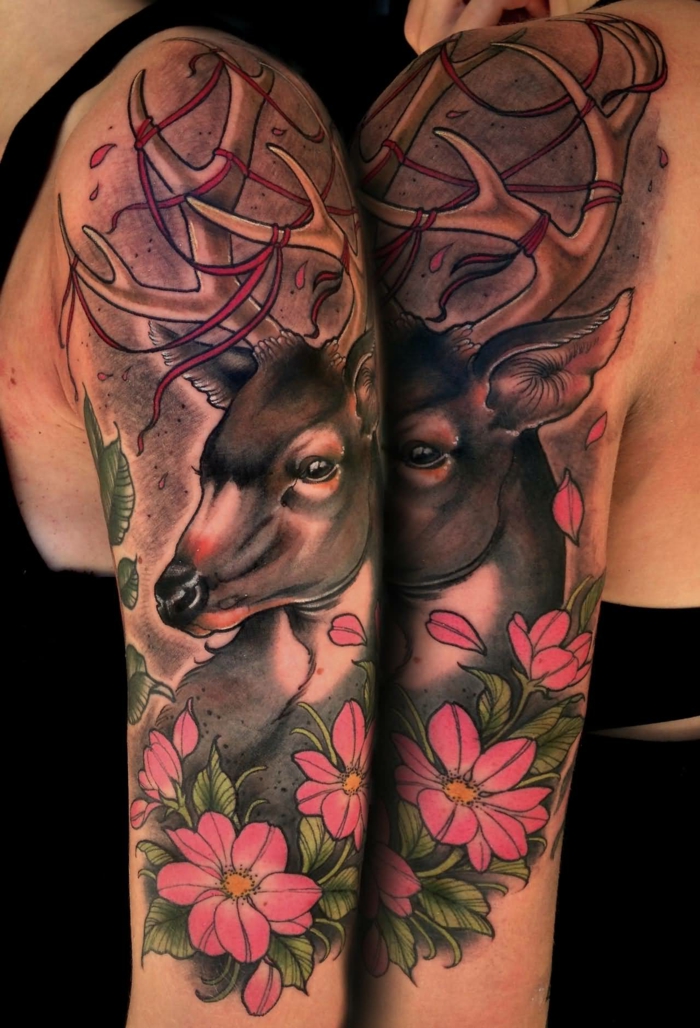image colorée fleurs et cerfs, tatouage sur le bras entier, fleurs roses et joli cerf