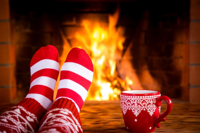 images de noël gratuites, cheminée romantique, chaussettes rouges et blanches et une tasse de chocolat chaud, ambiance hygge, cocooning