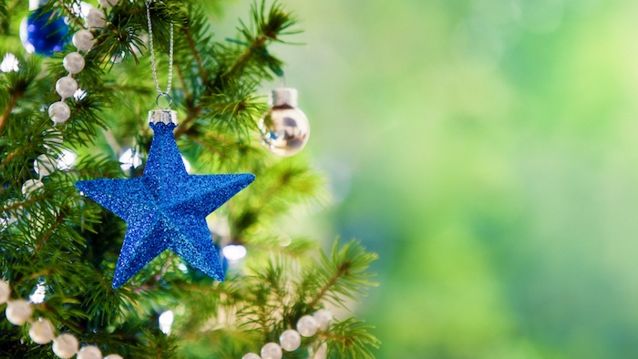 fond d écran noel en arbre, sapin de noel vert, décoré de guirlande de perles blanches, étoile noel bleue et boules de noel
