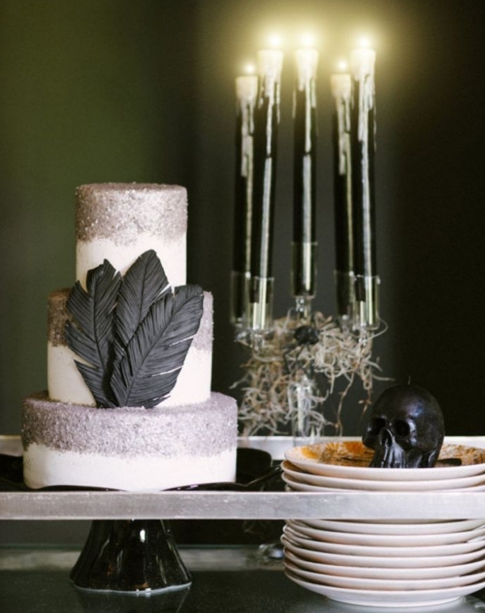 idee deco halloween, décoration table halloween avec gâteau blanc et noir et bougies noires