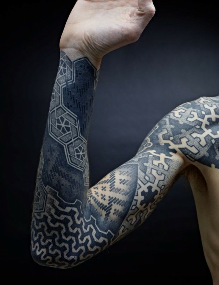 grand tatouage au bras homme, figures géométriques, se tatouer le bras entier