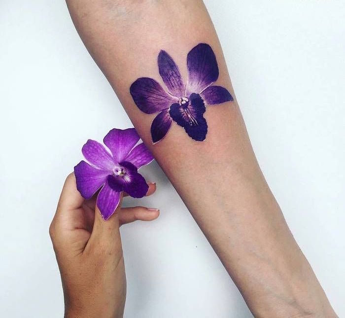 tatouage d'orchidée violette sur l'avant bras