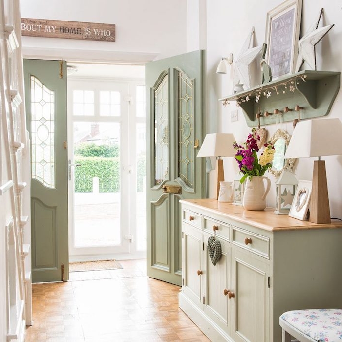 modele de halle d entrée maison, meuble, aptère et portes en céladon couleur, revetement sol bois, décor et escalier blanc