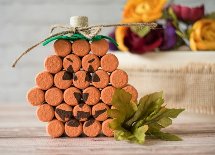 Décoration avec des bouchons de liège, jolie décoration automne citrouille de liège bricolage bouchon de liège