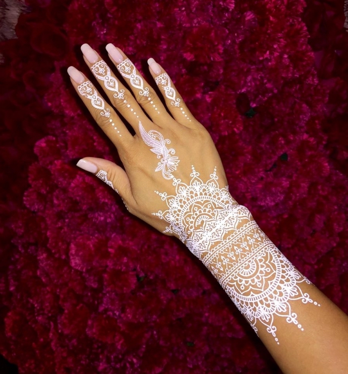 modele henné main, tatouage temporaire au henné blanc, mains féminins aux ongles longs et vernis nude