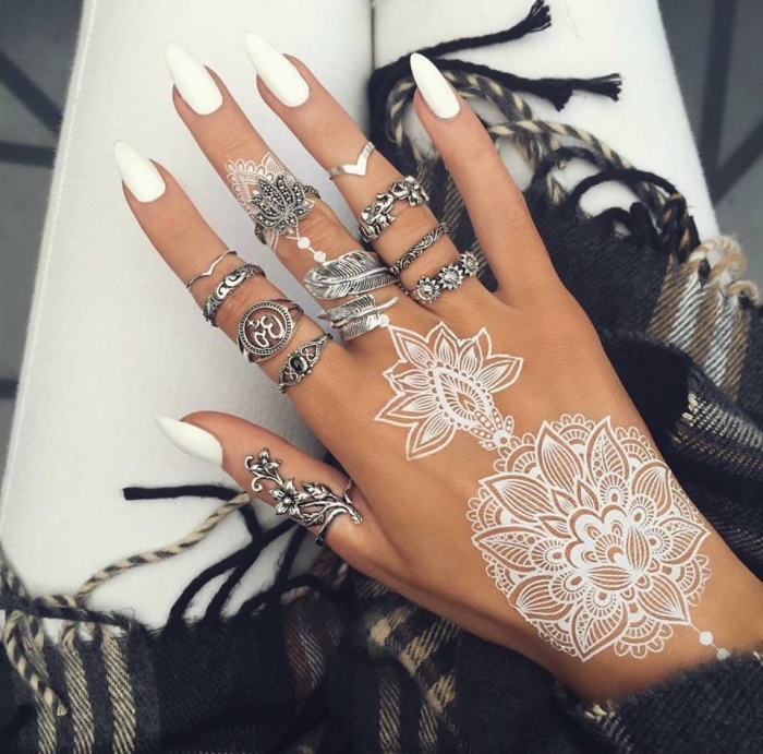 tatouage temporaire, dessin au henné blanc sur la main, bijoux métalliques à design feuilles et fleurs
