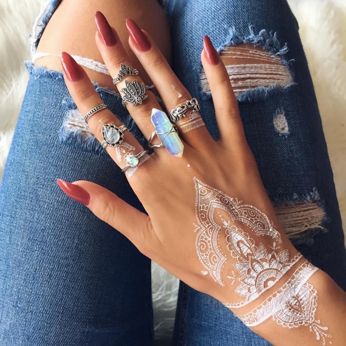 modele henné main, tatouage non permanent au henné blanc, dessin sur la peau à motifs ethniques pour femme