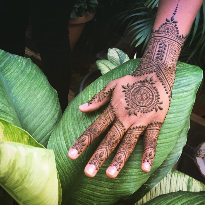 tatouage temporaire, art de dessiner sur la peau au henné, tatouage non permanent à motifs gouttes d'eau