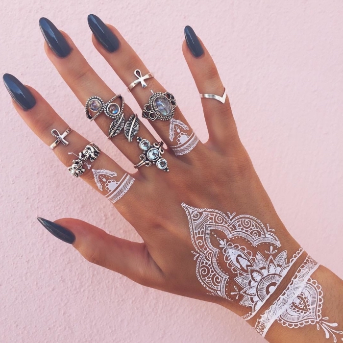 modele henné main, manucure aux ongles longs et vernis bleu foncé, tatouage temporaire au henné blanc