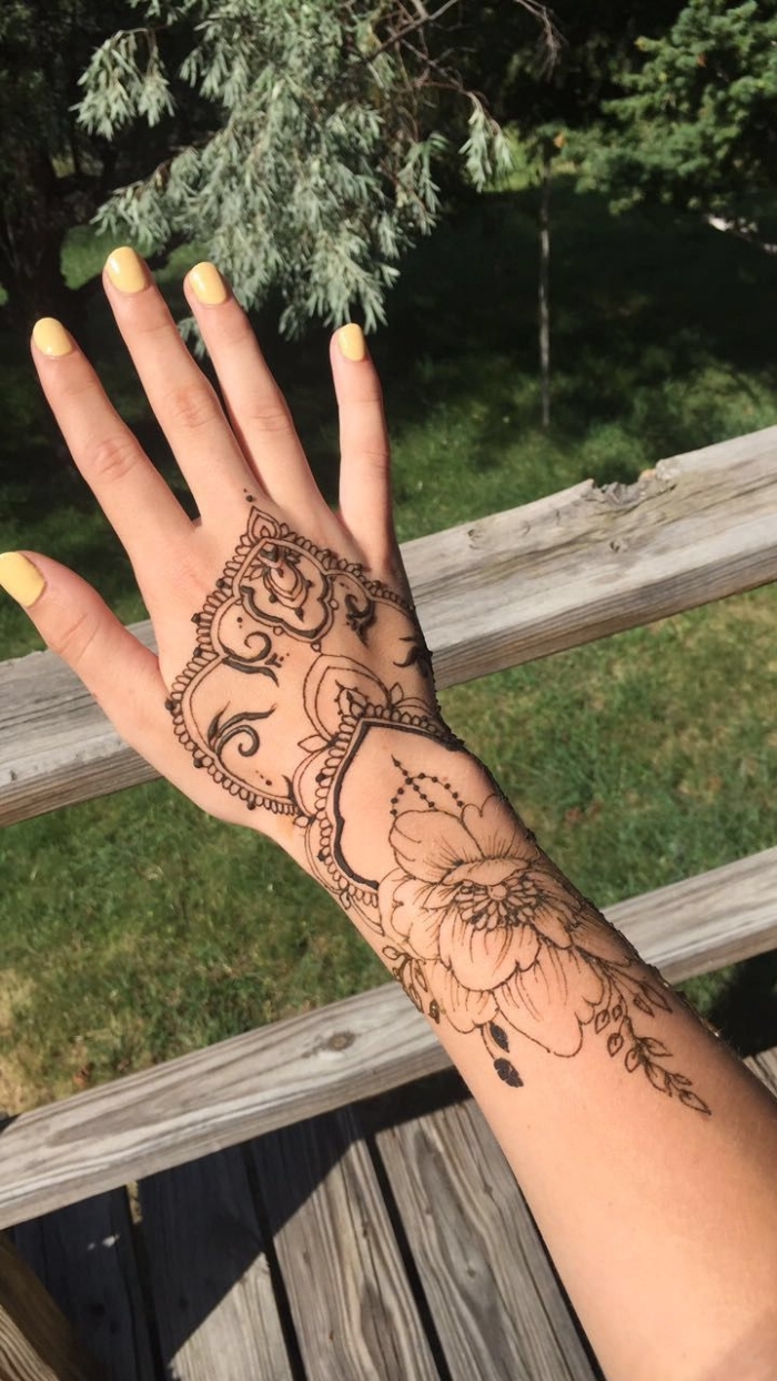 tatouage non permanent, idée d'art corporel pour femme, dessin au henné noir à motifs floraux et ethniques