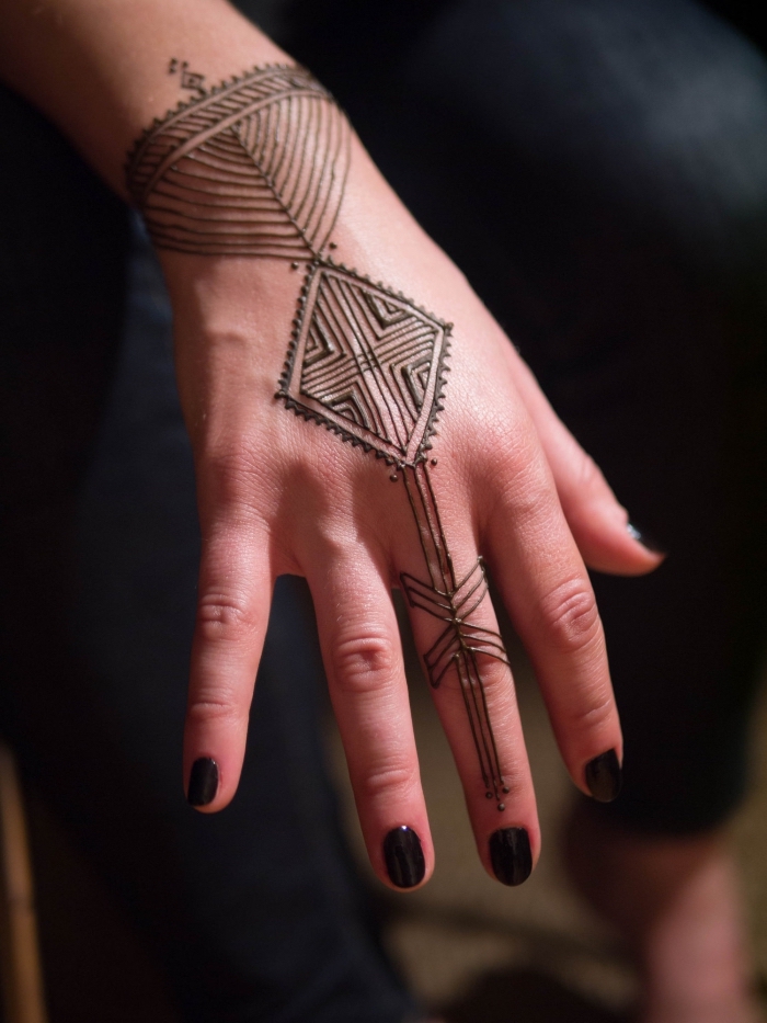 tatouage temporaire, dessin sur les mains et les doigts pour femme, tattoo au henné noir et manucure noire