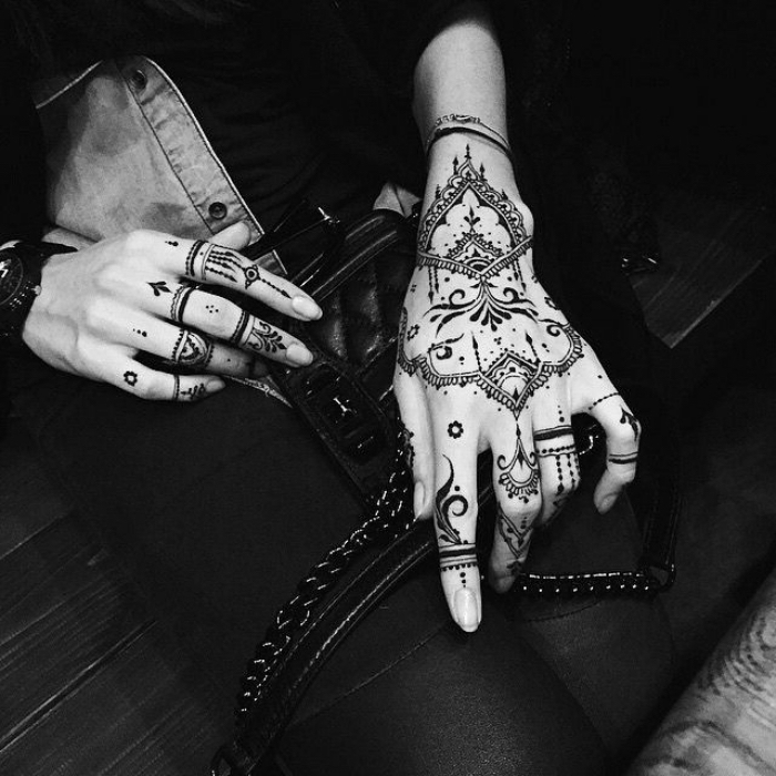 modele henné main, art corporel pour femme, tatouage temporaire et symboliques sur les mains féminins
