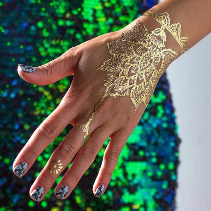 modele henné main, manucure à design marbre gris et noir, tatouage temporaire à design bijoux dorés au henné doré