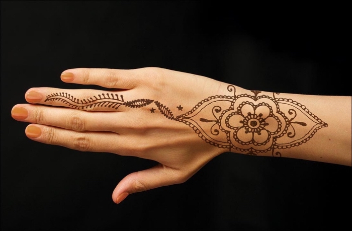 henné doigt, tatouage temporaire pour femme à design feuilles et mandala, tatouage simple sur les mains