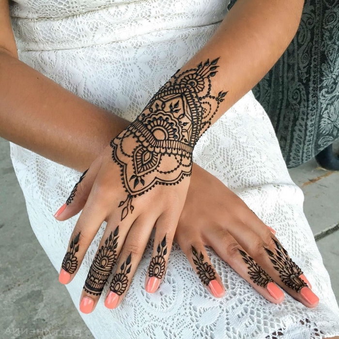 tatouage temporaire, robe mi longue et blanche à décoration en dentelle florale, tatouage au henné noir et motifs ehtniques