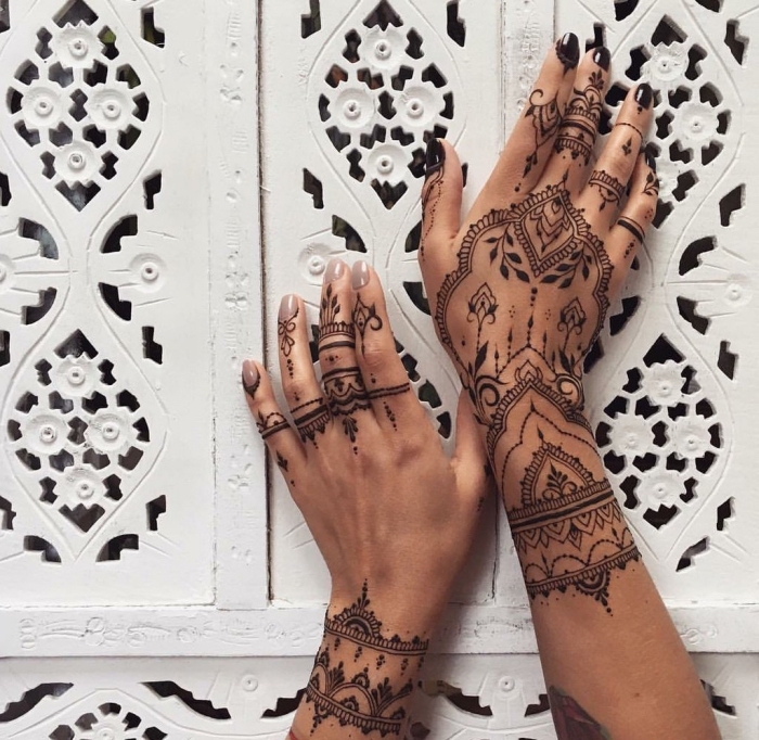 dessin henné, tatouage temporaire sur mains féminins, manucure ongles gris et noirs, tattoo à design ethnique