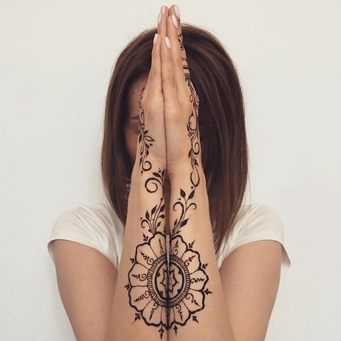 modele henné main, coiffure de cheveux mi longs pour femme, tatouage temporaire sur les bras à design florale