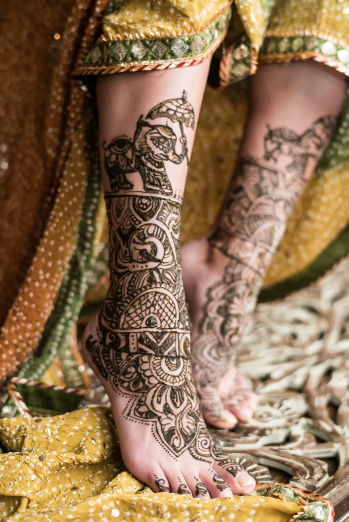tatouage au henné, dessin sur la peau au henné noir, tatouage à design ethnique sur les pieds pour femme