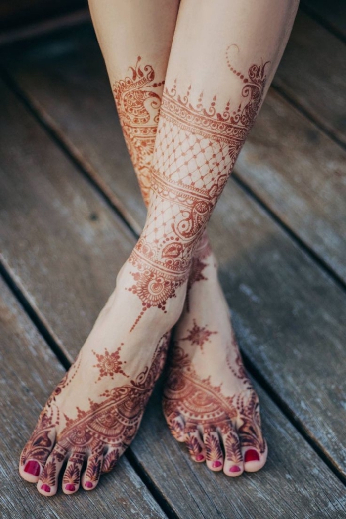 dessin henné, modèle de tatouage non permanent pour femme, tattoo au henné rouge sur les pieds
