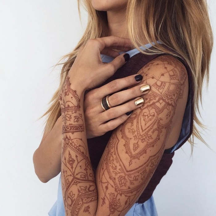 tatouage au henné, dessin sur bras et épaule pour femme, tatouage non permanent au henné rouge