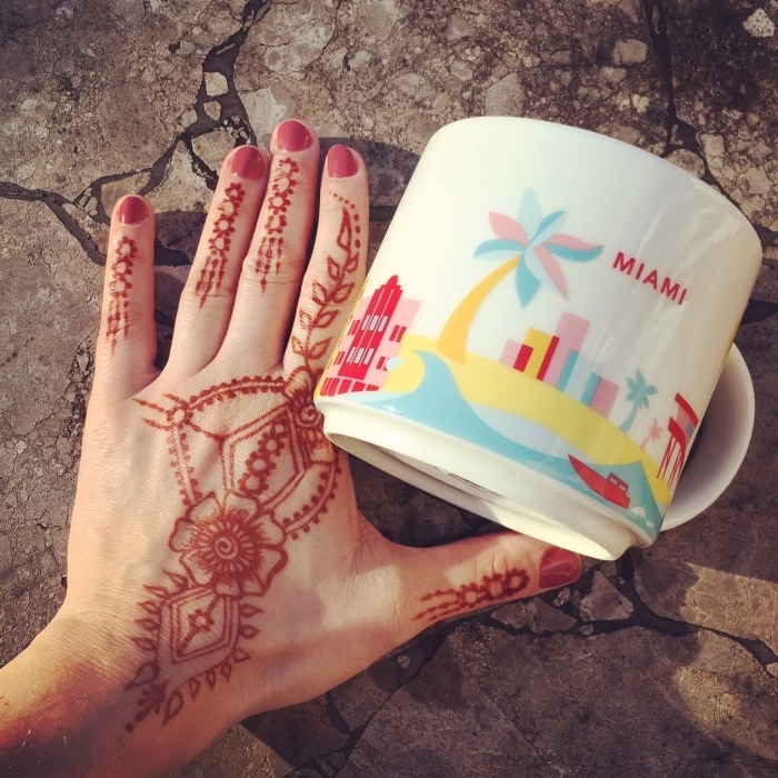 tatouage au henné rouge à design florale sur les doigts et les mains, art corporel temporaire pour femme