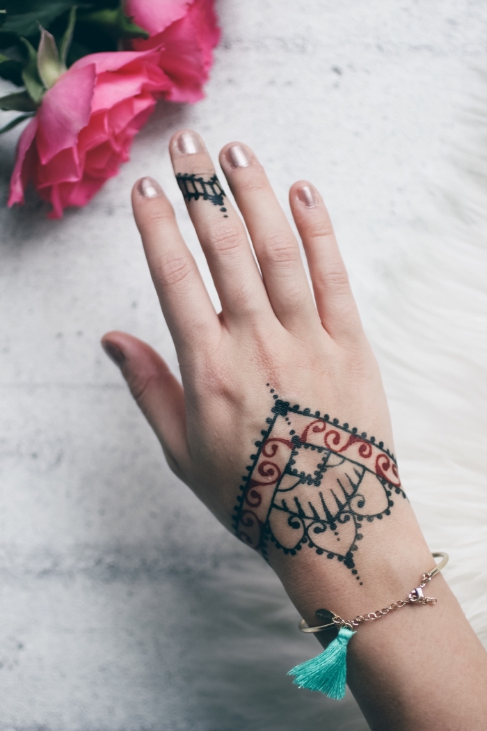 tatouage au henné, modèle de dessin au henné noir et rouge pour femme, tatouage sur la main et le doigt