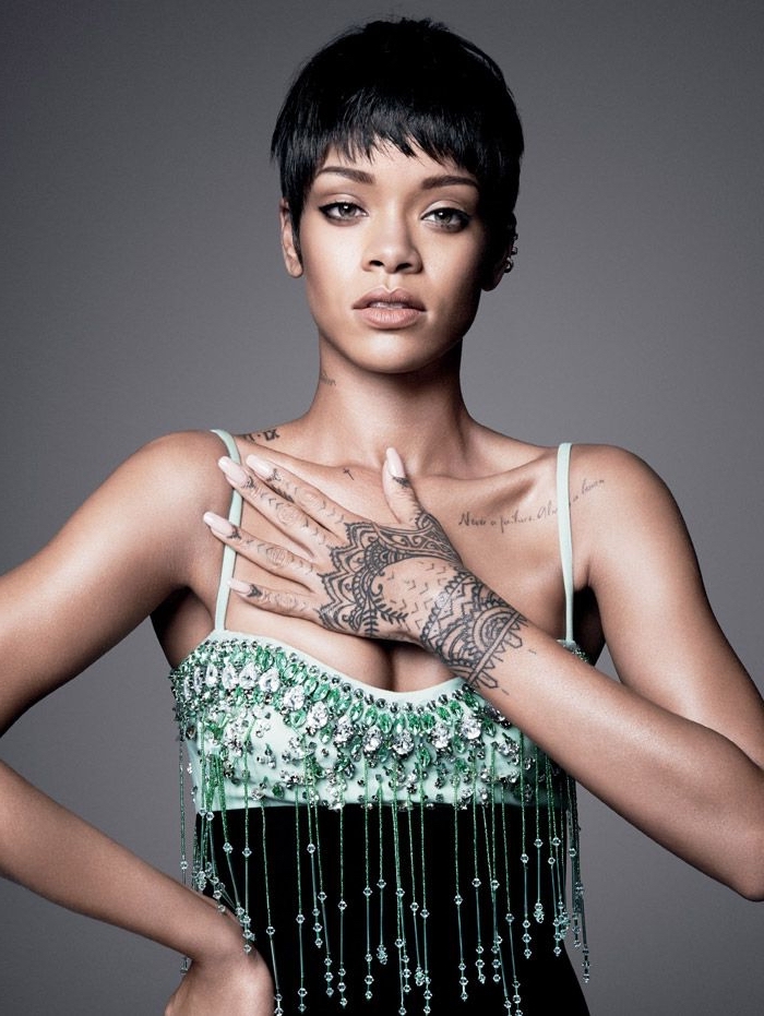 henné simple main, tatouage inspiration célébrité, mains henné de Rihanna avec ongles longs à vernis nude