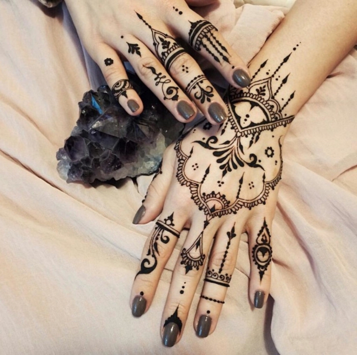 modele henné main, art corporel au henné noir pour femme, tattoo temporaire sur les mains à motifs gouttes d'eau