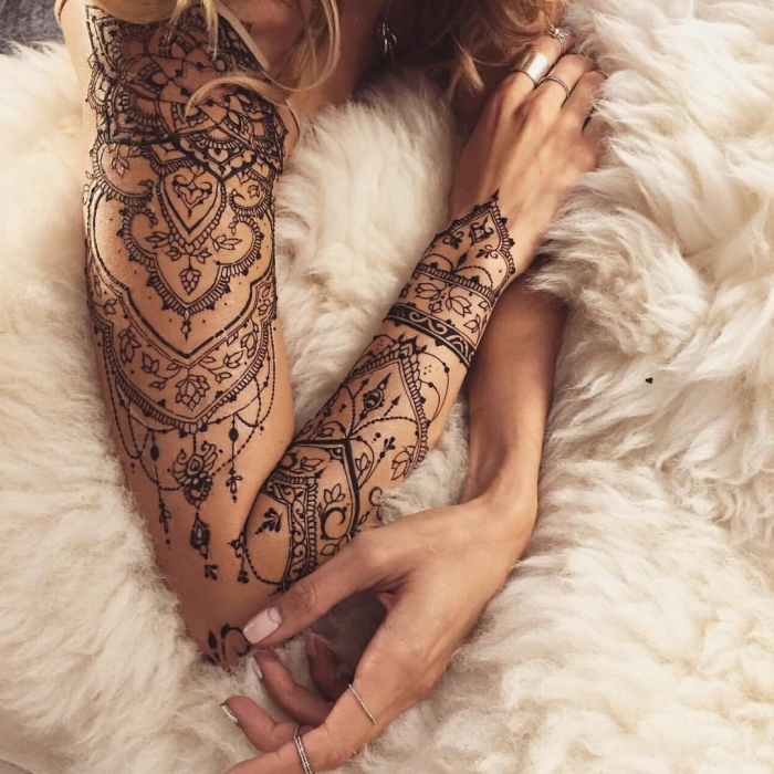 tatouage non permanent, art corporel pour femme, tatouage au henné noir sur épaule et bras