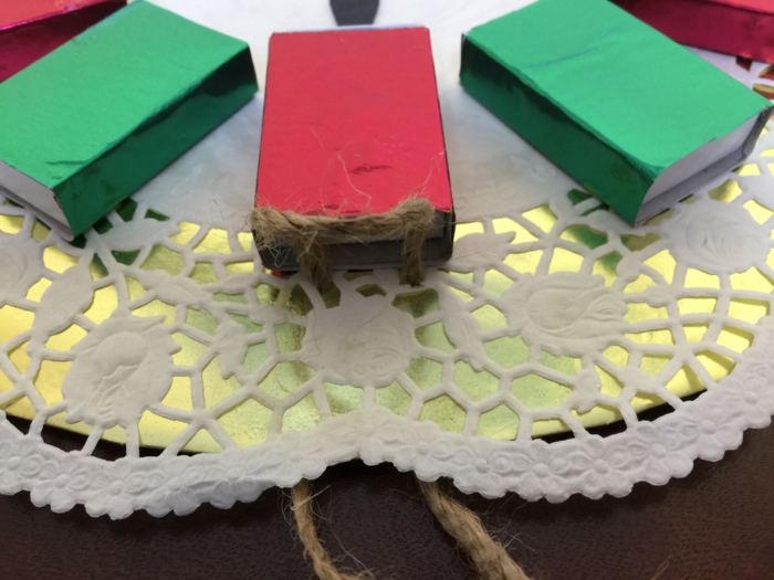 horoge de Noel, boîtes d'allumettes décorées de papier coloré et utilisées pour une horloge diy