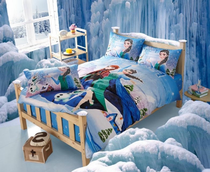 lit reine des neiges, petit lit chambre enfant à cadre bois clair, décoration murale à papier peint design 3D glace