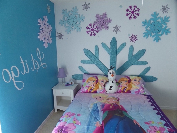 decoration reine des neiges, tête de lit diy de carton en forme flocon de neige géante, Olaf en peluche