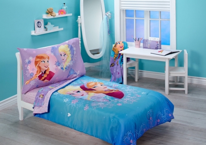 peinture interieur, aménagement chambre enfant en style Frozen, housse grand oreiller avec Elsa et Anna
