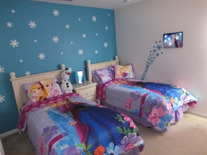 peindre un mur, chambre fille aux murs blanc et bleu avec déco flocon de neige, housse d'oreiller à design Anna et Elsa