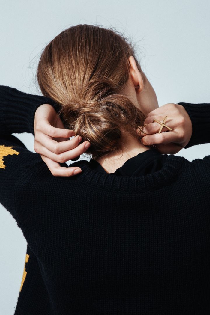 idée-coiffure-facile-à-faire-faux-hawk-chignon-rock-cheveux-mi-longs-blond-miel-chemise-rayée une coiffure simple cheveux mi long avec chignon bas et flou en bas de la nuque