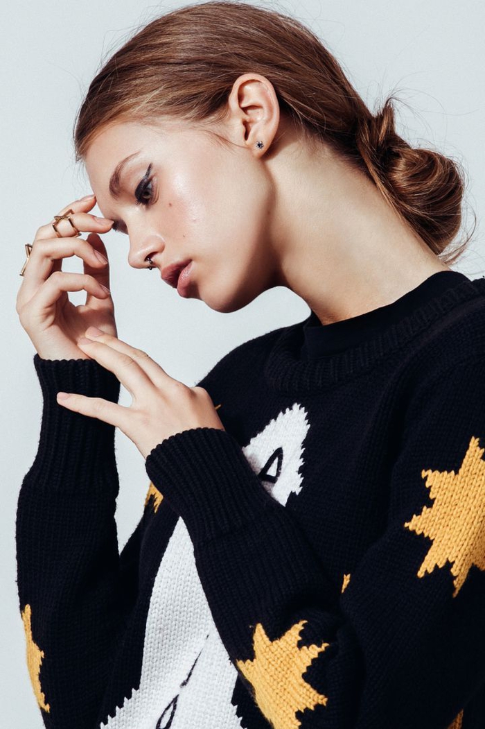 une coiffure simple cheveux mi long avec chignon bas et flou en bas de la nuque