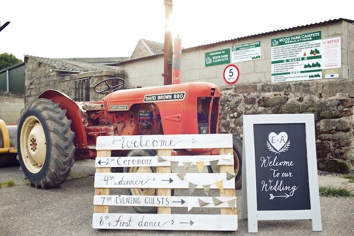 exemple de deco champetre mariage à la campagne, palette en bois programme mariage et tracteur, tableau noir bienvenu