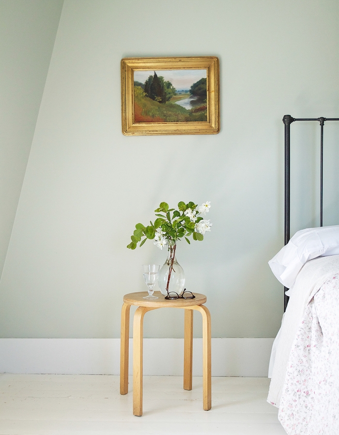deco chambre adulte murs couleur vert de gris, lit noir metallique vintage, revetement sol blanc cassé, table de nuit en bois, style minimaluste