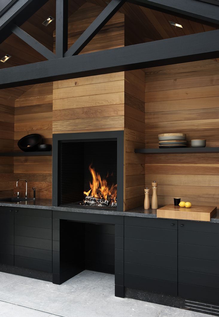 cuisine design noir et bois avec cheminée