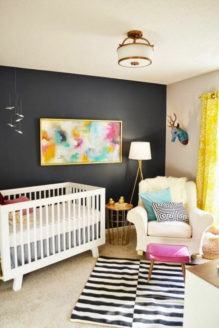 chambre bébé bleu canard avec un mur bleu et les autres murs et plafond en blanc luminaire de style rétro et tapis aux rayures horizontales en blanc et bleu 