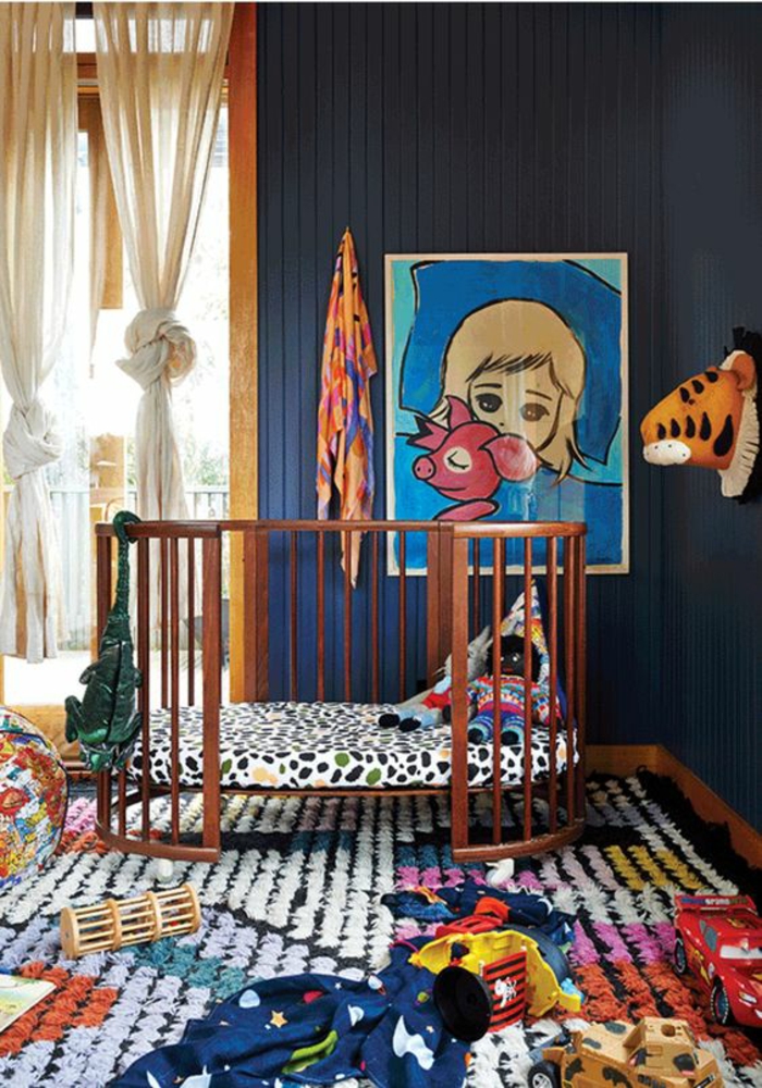 décoration chambre bébé garçon avec grand tableau au mur fillette avec animal petit porc pièce très colorée rideaux blancs