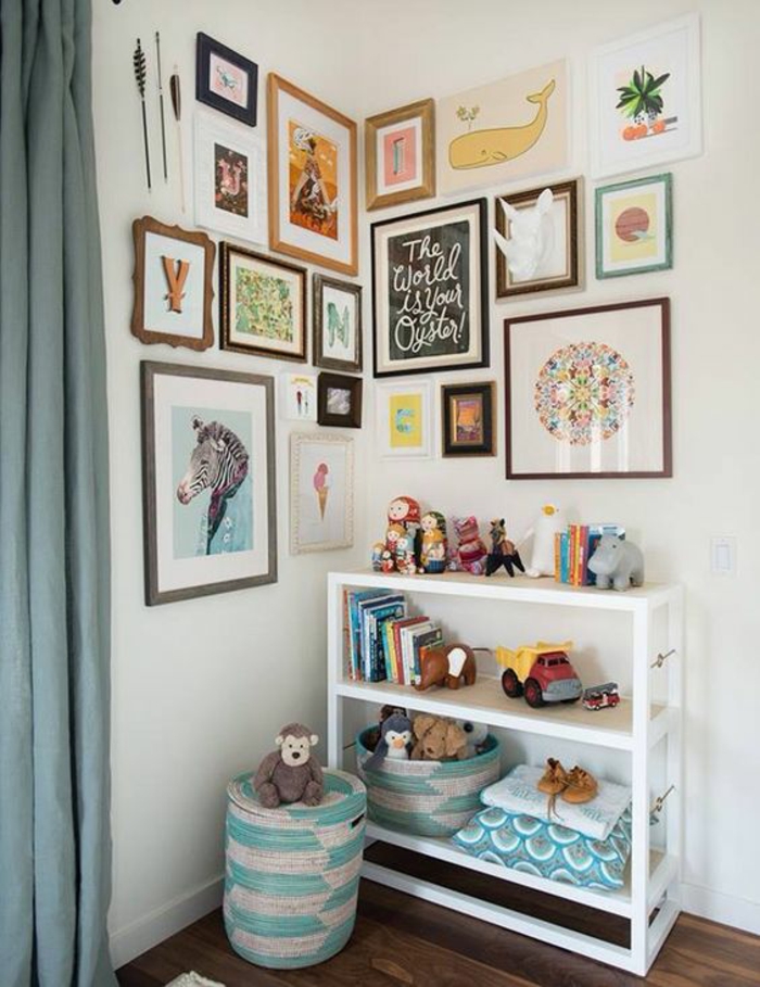 décoration chambre bébé garçon avec des rideaux en bleu canard et des éléments déco en bleu canard