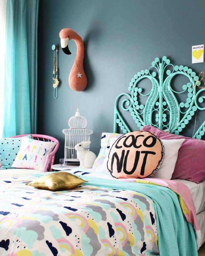 idee deco chambre fille avec mur en bleu canard et dossier de lit boho chic en vert canard des coussins ronds et rectangulaires sur le lit 