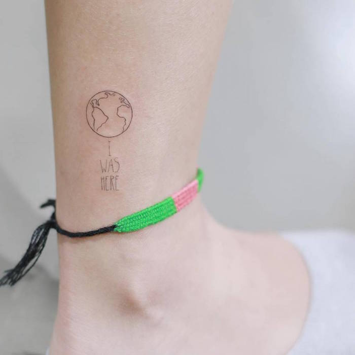 mini tatouage de la terre minimaliste