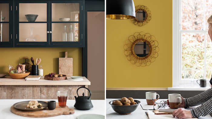 modele de cuisine rustique avec crédence en peinture jaune moutarde, meuble haut cuisine noir et meuble bas cuisine en bois, ustensiles et planches a decouper bois